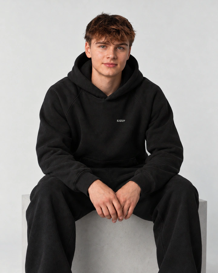 Noah im schwarzen Hoodie, sitzend, Vorab-Visualisierung