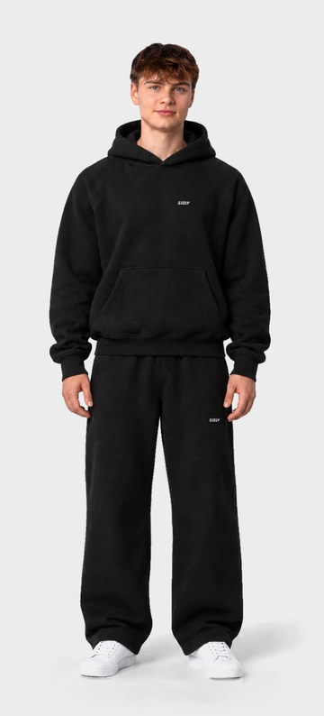 Noah in Hoodie und Jogger aus Drop 01, Vorab-Visualisierung. Zum Drehen ziehen oder die Pfeiltasten benutzen.